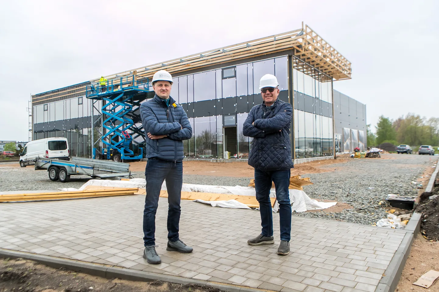 T ÄRIMAJA EES: OÜ Klotoid juhatuse liikmed Madis Lepp ja Tõnu Teder loodavad uhiuue hoone ehitajalt vastu võtta juulis.