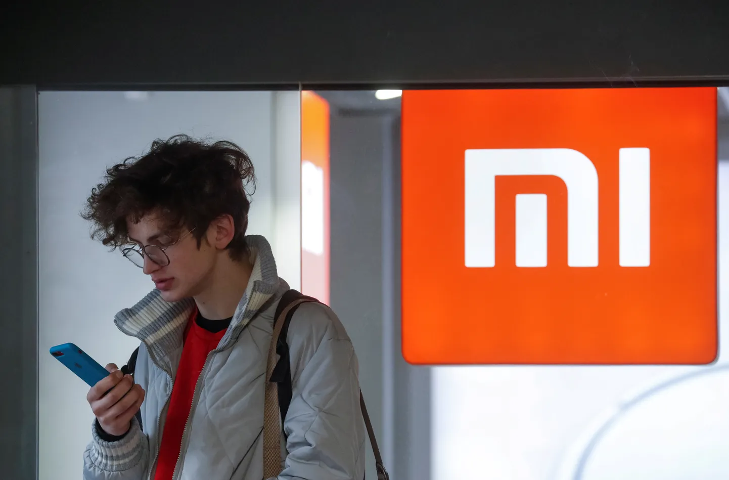 Mees Xiaomi telefoni kasutmas: Forbes kirjutab, et see telefon salvestab kõik, mida sa seal teed - ja saadab admed Hiinasse