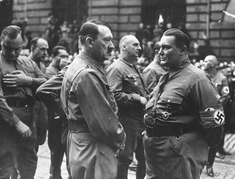 Адольф Гитлер и Герман Геринг в 1938 году.