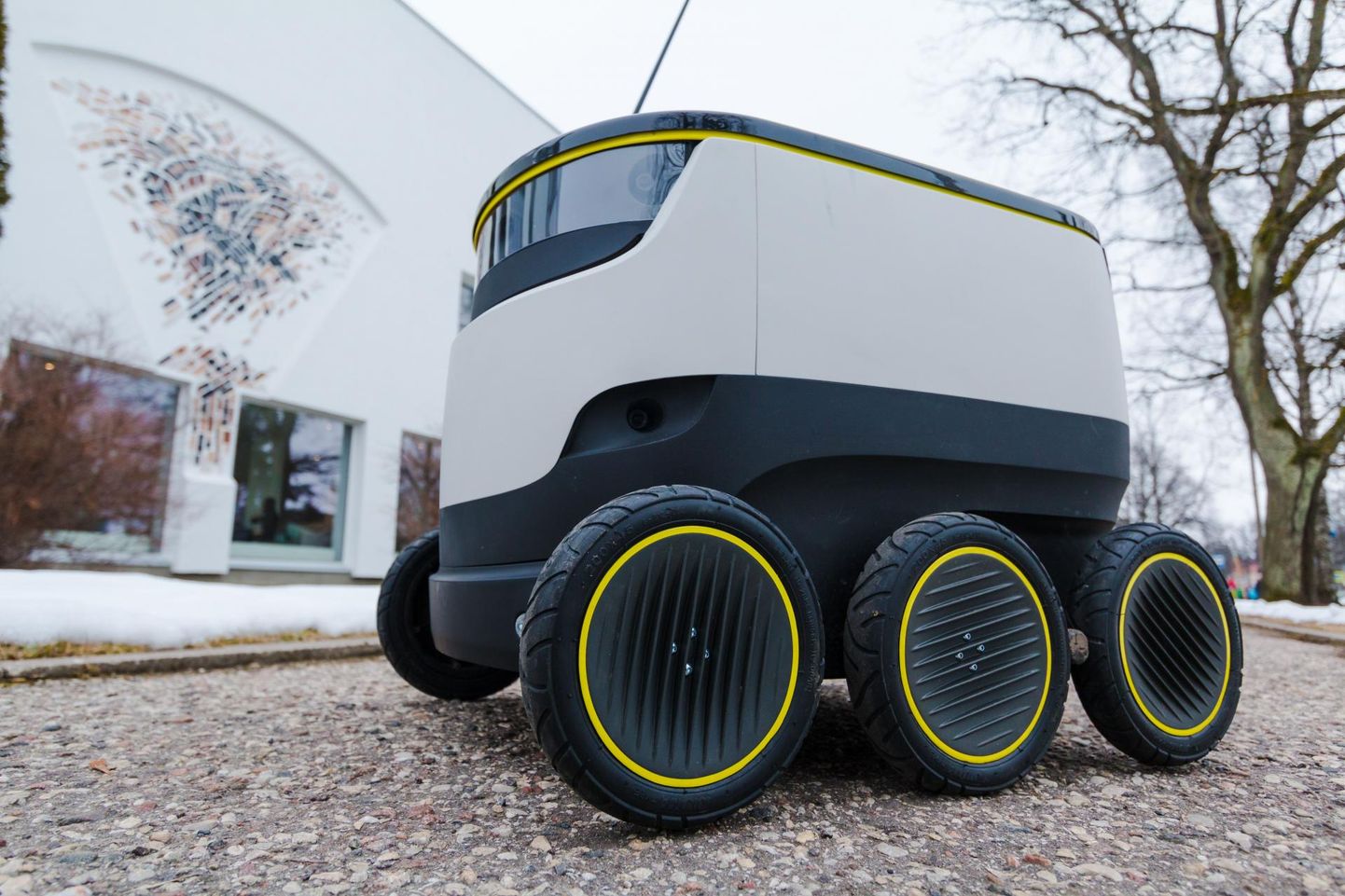 Робот для доставки посылок, созданный эстонским стартапом Starship Technologies.