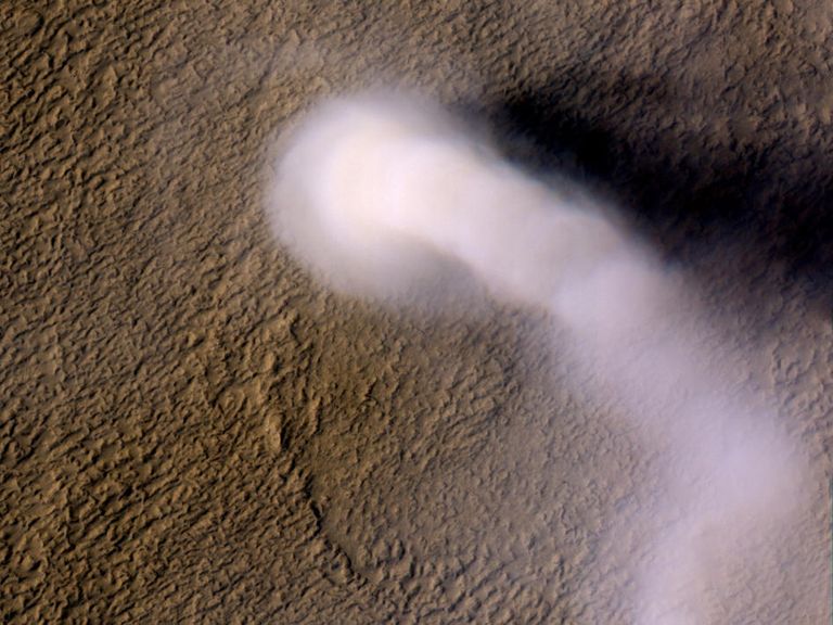 14. märtsil 2021 õnnestus NASA kosmosesondil Mars Reconnaissance Orbiteril pildistada Marsi põhjaosas Amazonis Planitia piirkonnas tornaadot, mille kõrgus oli umbes 20 kilomeetrit ja läbimõõt 70 meetrit.
