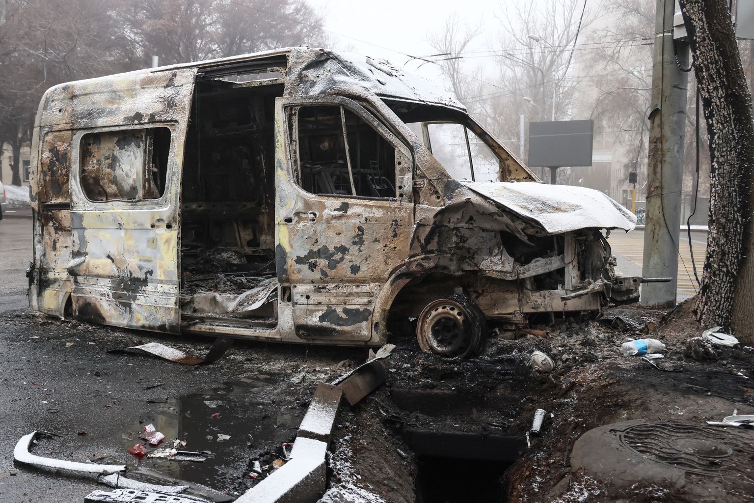 Rahutustes maha põletatud sõiduk Almatõs.