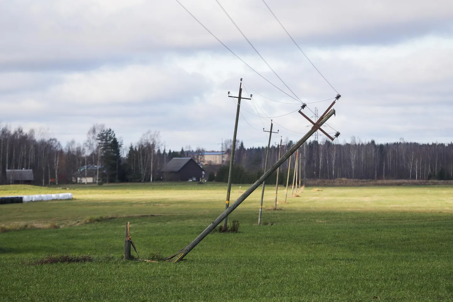 Pühapäevane torm ei lükanud upakile ainult elektriposte, vaid ka suure osa Eesti riigist.