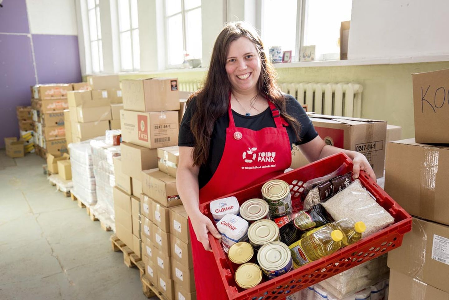 Vabatahtlik Katrin Hansumäe käis toidupangal abis kevadistel toidukogumispäevadel.