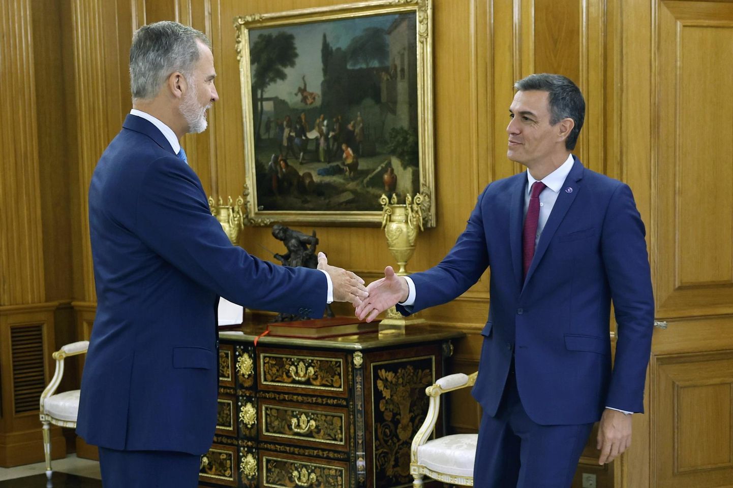 Viimasena parteiliidritest käis eile kuningas Felipe VI (vasakul) juures Zarzuela palees valimised võitnud Rahvapartei esimees Alberto Núñez Feijóo, kellel pole parlamendis aga piisavat toetust peaministriametisse kinnitamiseks.