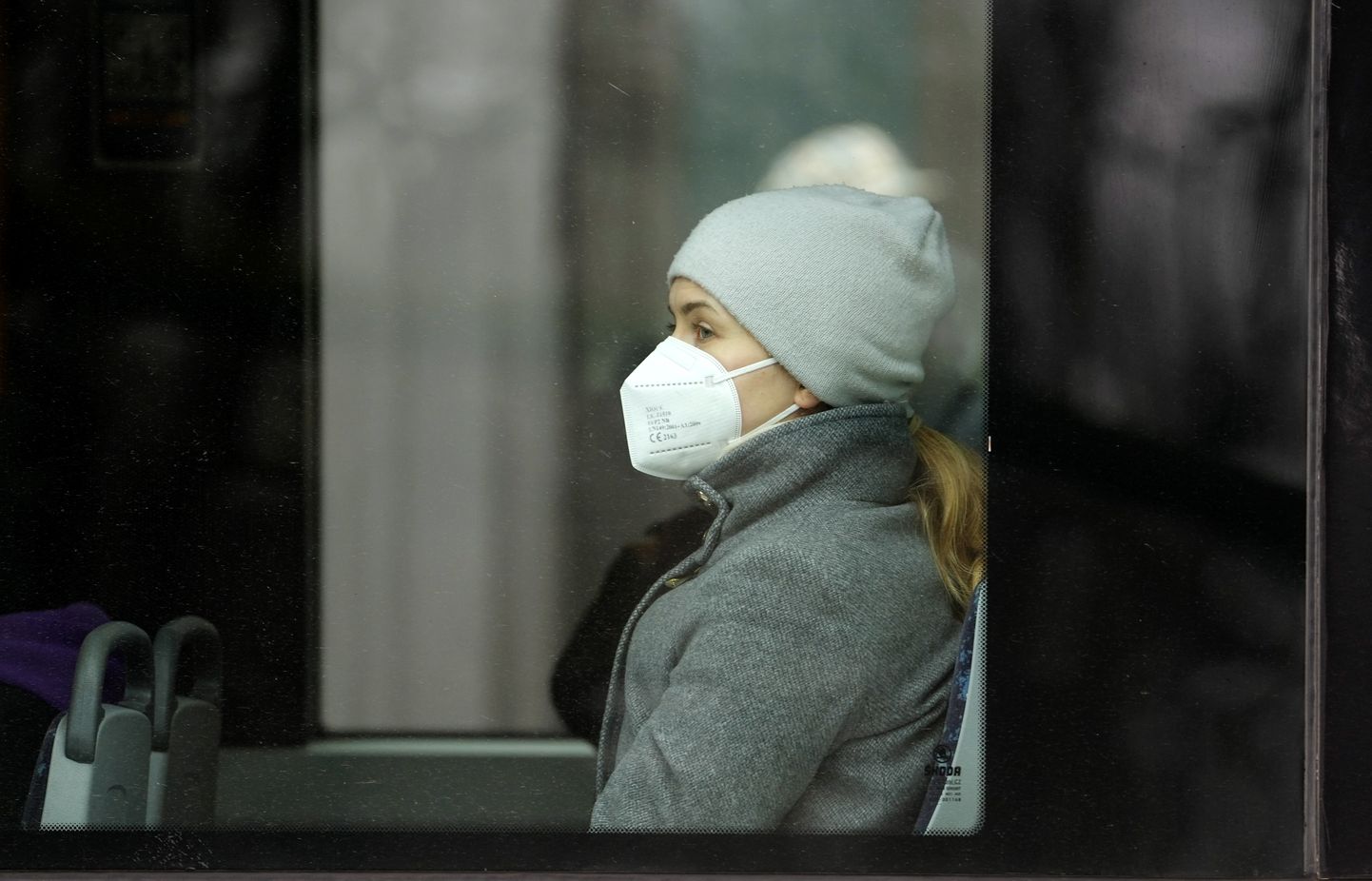 Женщина в маске в общественном транспорте