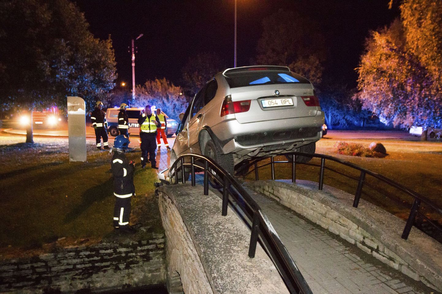 Armuvalus noormees üritas BMW maasturiga ületada Rakvere Kirikupargis jalakäijate silda.