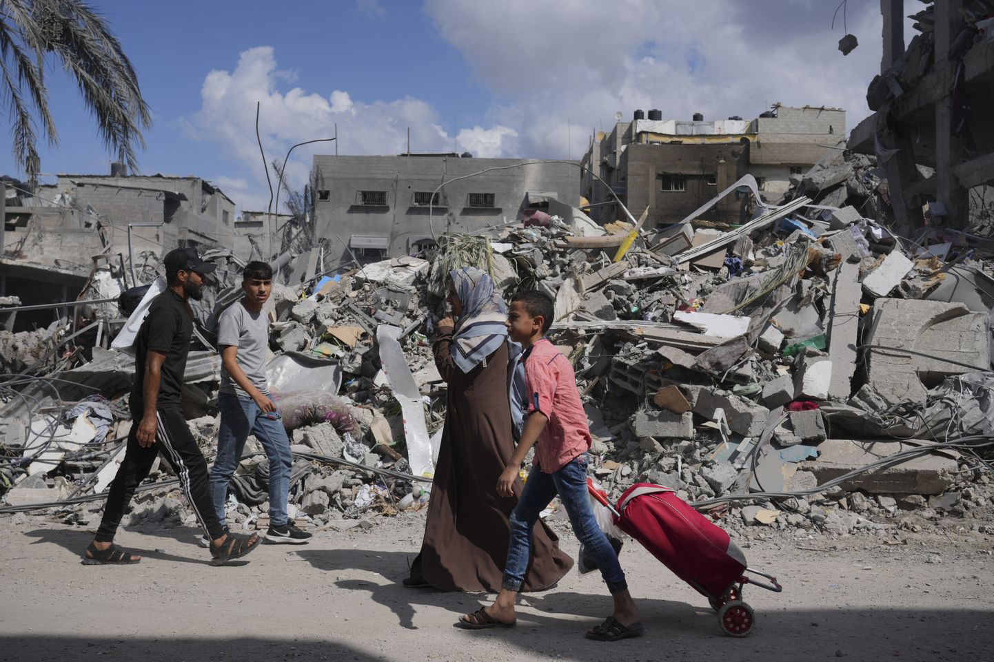 Gaza elanikud Iisraeli raketirünnakus hävinenud hoone juures liikumas. Foto on tehtud 18. oktoobril 2023.
