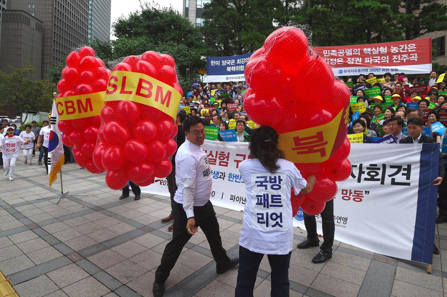 Lõunakorealased protestivad põhjanaabri raketiprogrammi vastu.