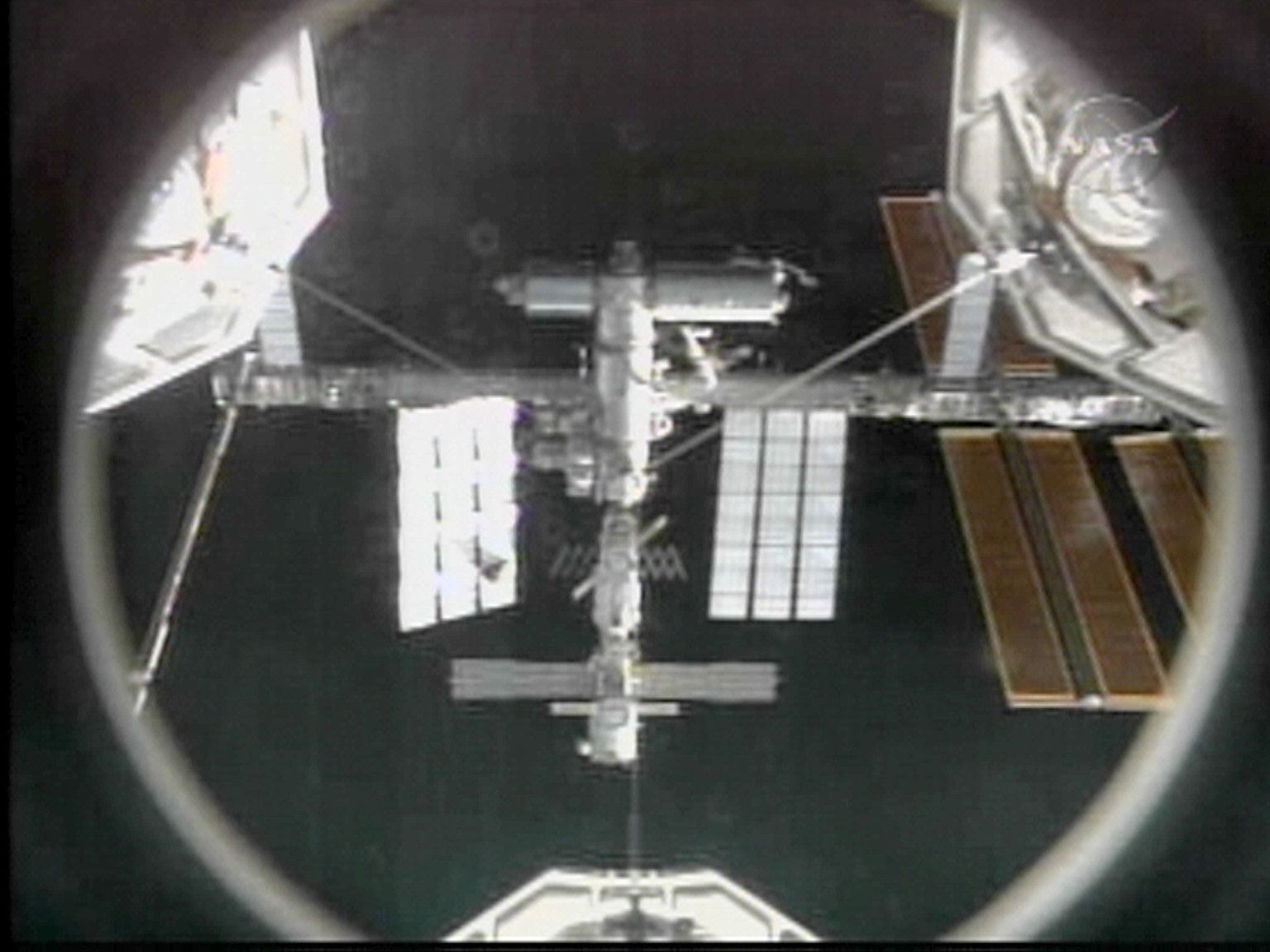 NASA videokaader US kosmosesüstikust Discovery rahvusvahelise kosmosejaamaga ISS põkkumise eel.