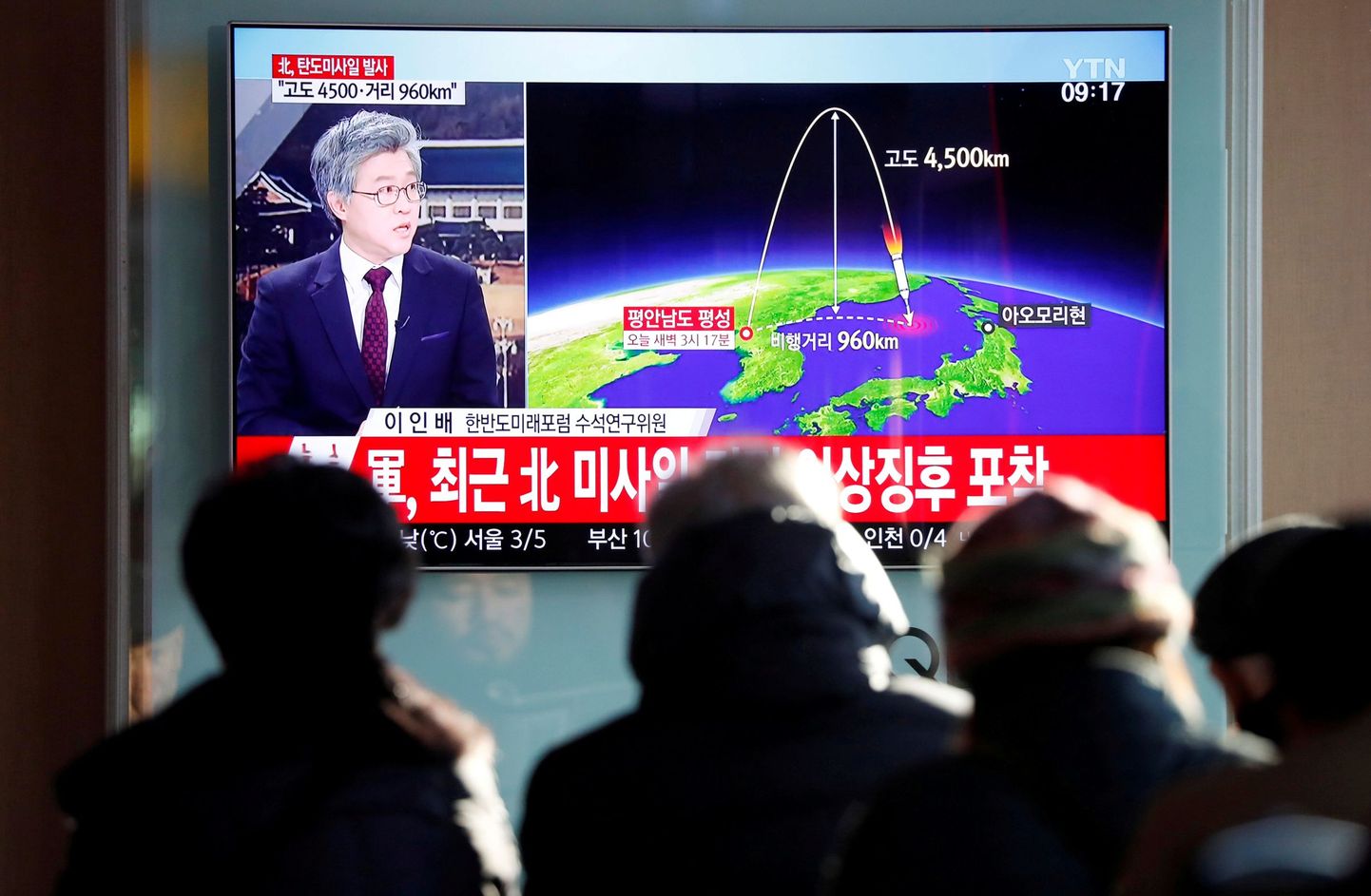 Inimesed vaatavad Soulis teleuudiseid põhjanaabri järjekordsest raketitulistamisest.