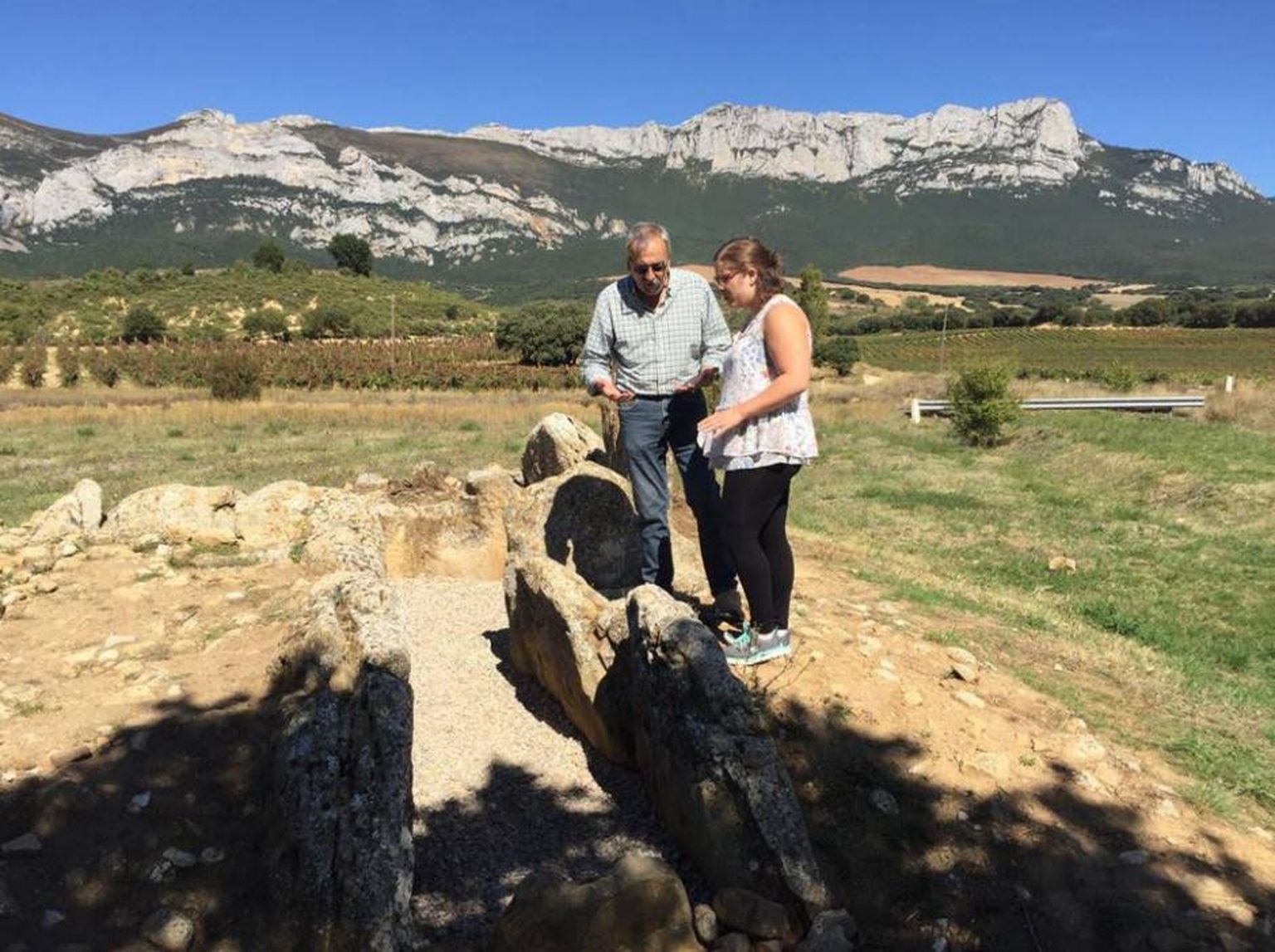Hispaania teadlased  Aida Andrades ja Javier Fernández uurivad kohta, kust leiti rohkem kui 3300 aastat tagasi maetud mehe säilmed.