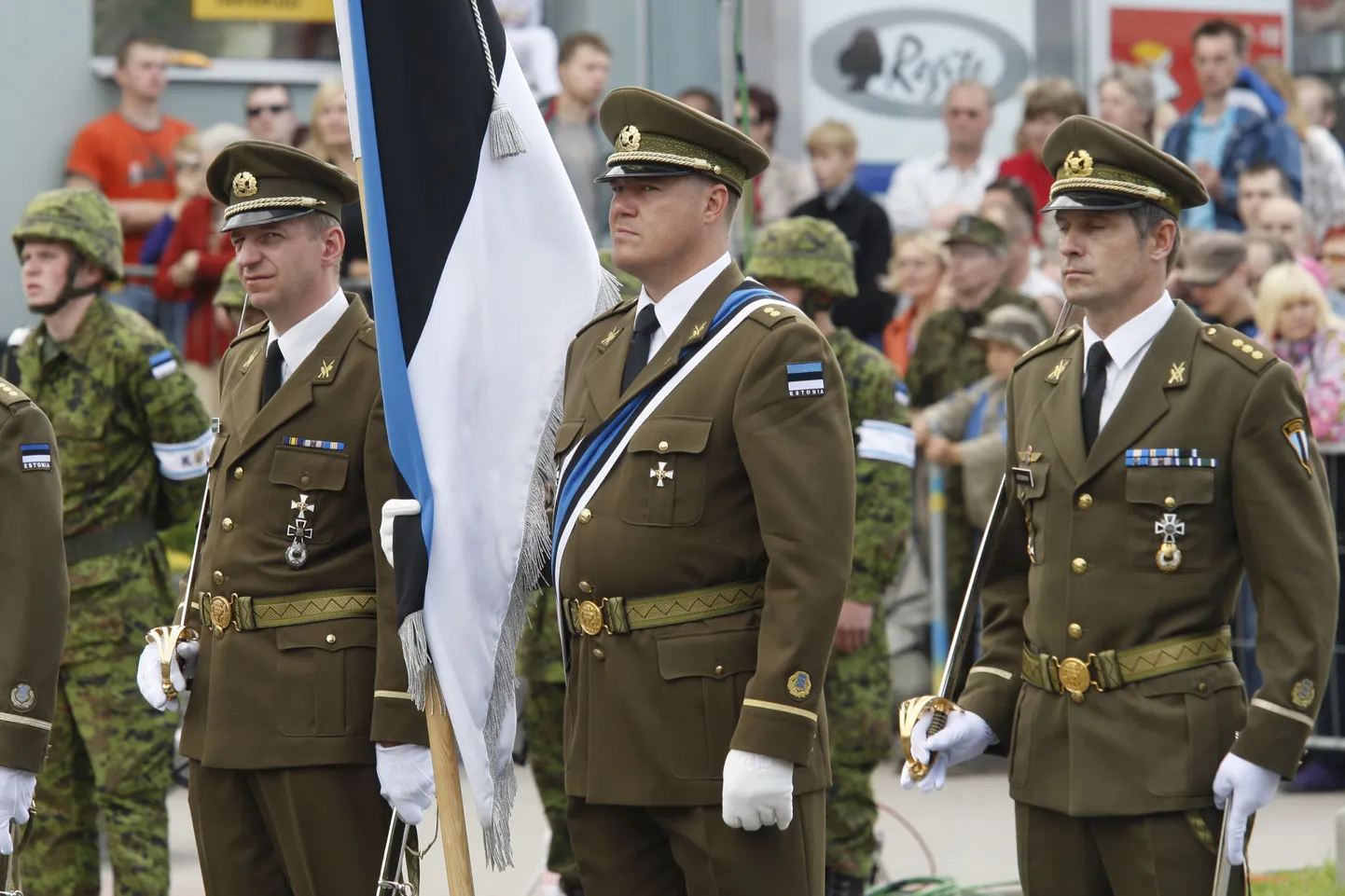 Hannes Võrno (keskel) võidupüha paraadil 2009. aastal.