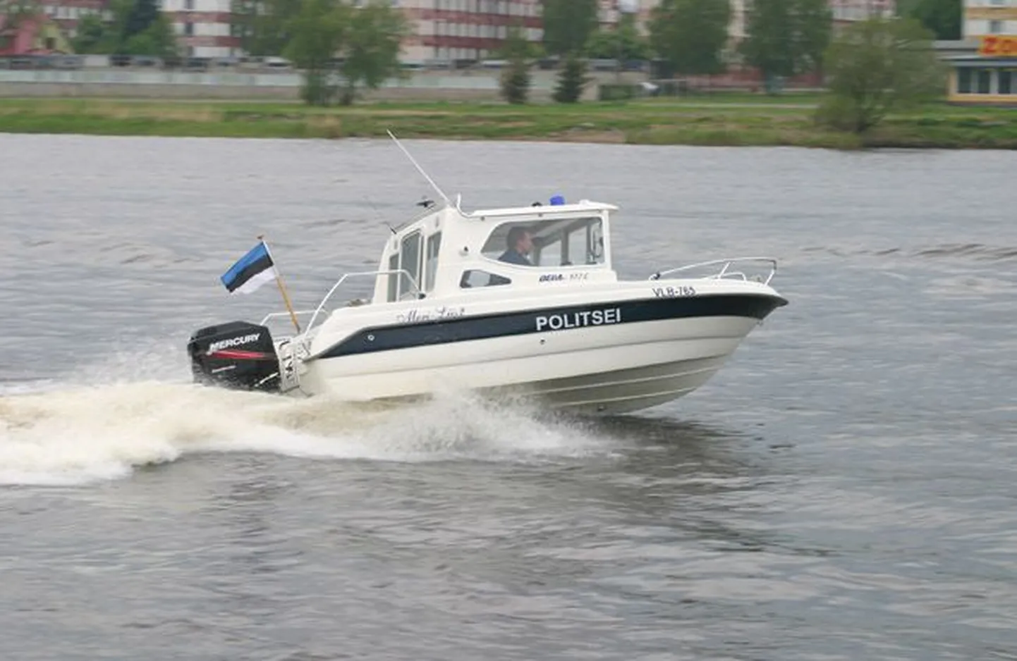 Pärnu veepolitsei kaater.