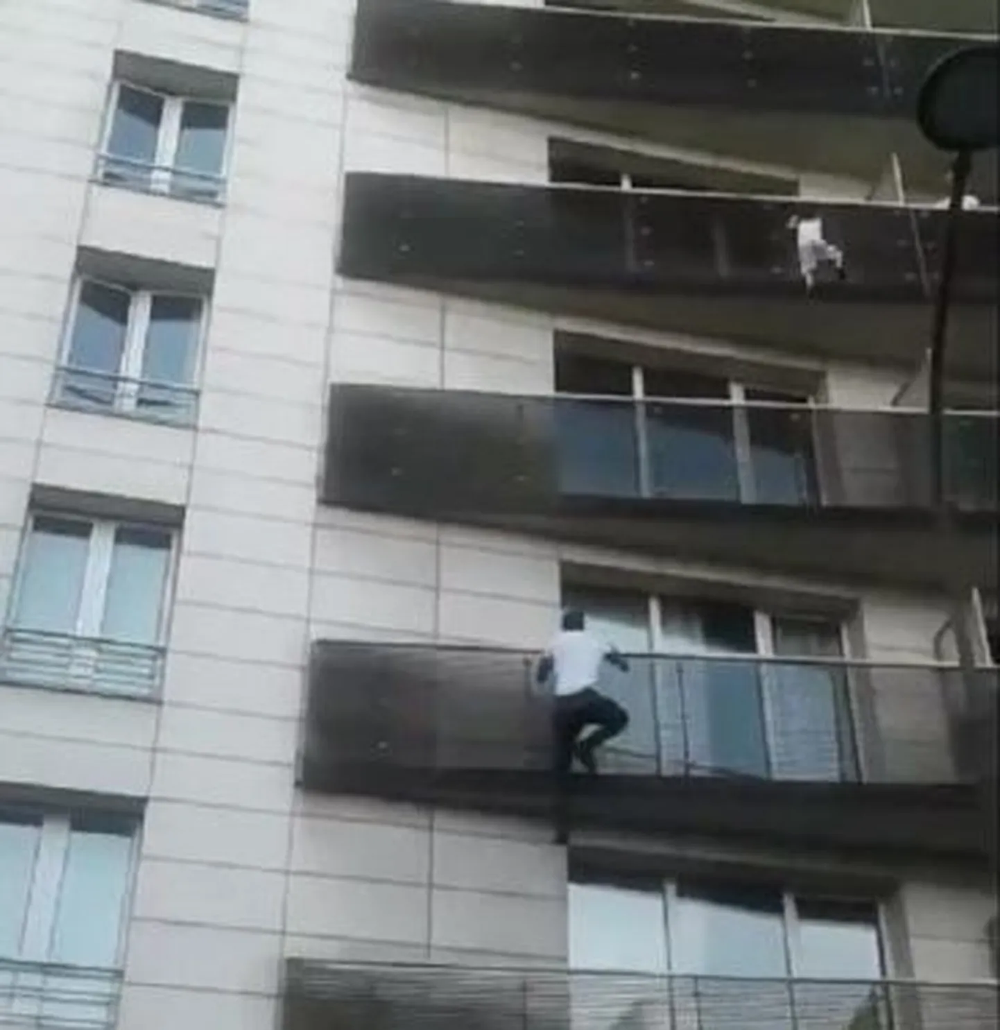 Mees päästis Pariisis kortermaja neljanda korruse rõdul rippunud lapse