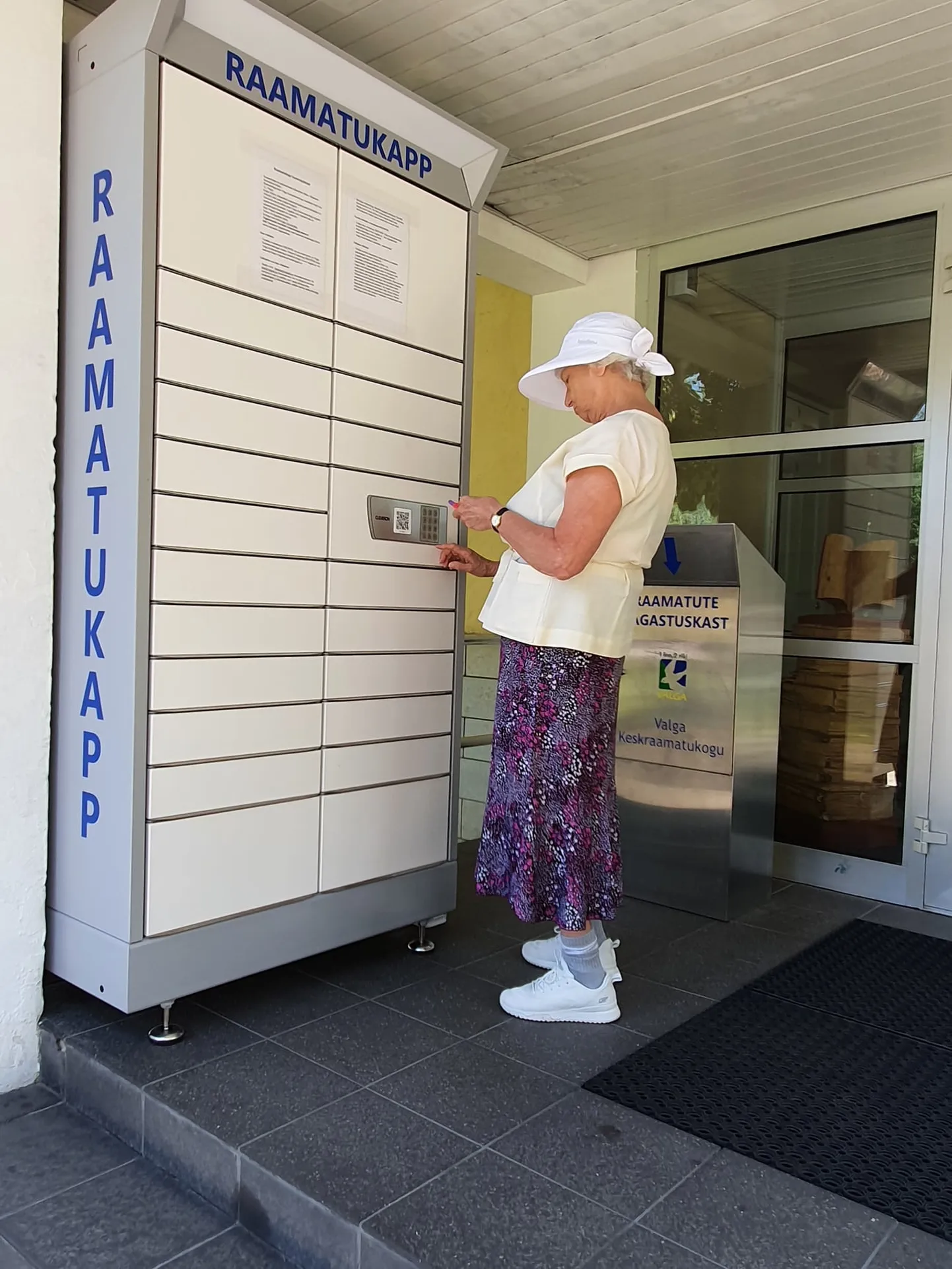 Valga keskraamatukogu ees on nüüd avatud raamatukapp.