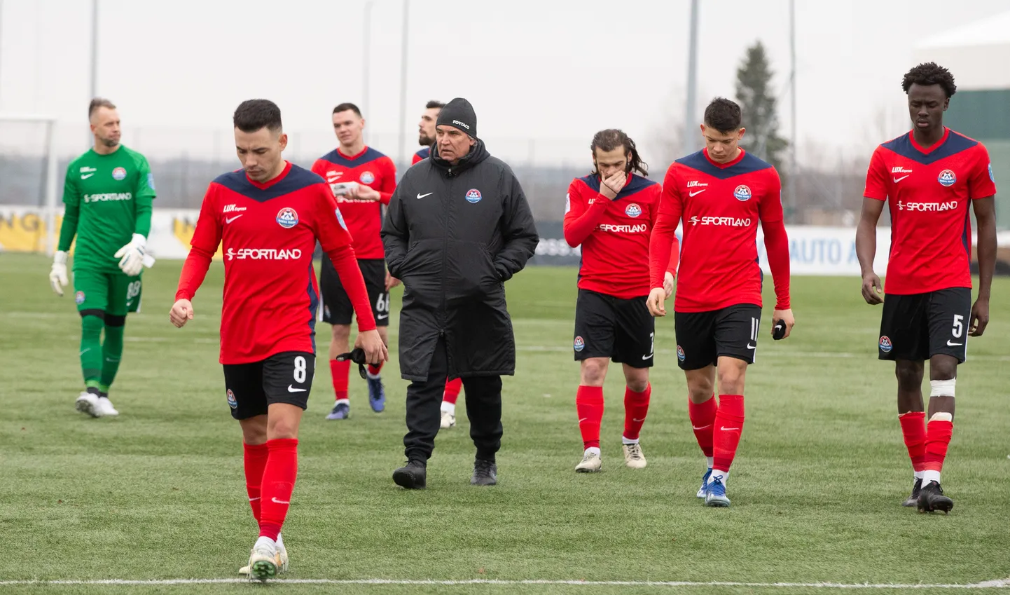 Narva Transi mängijad ja peatreener Aleksei Eremenko tulevad, pead norus, platsilt pärast laupäeval koduväljakul Tartu Tammekalt saadud 0:5 koslepit.