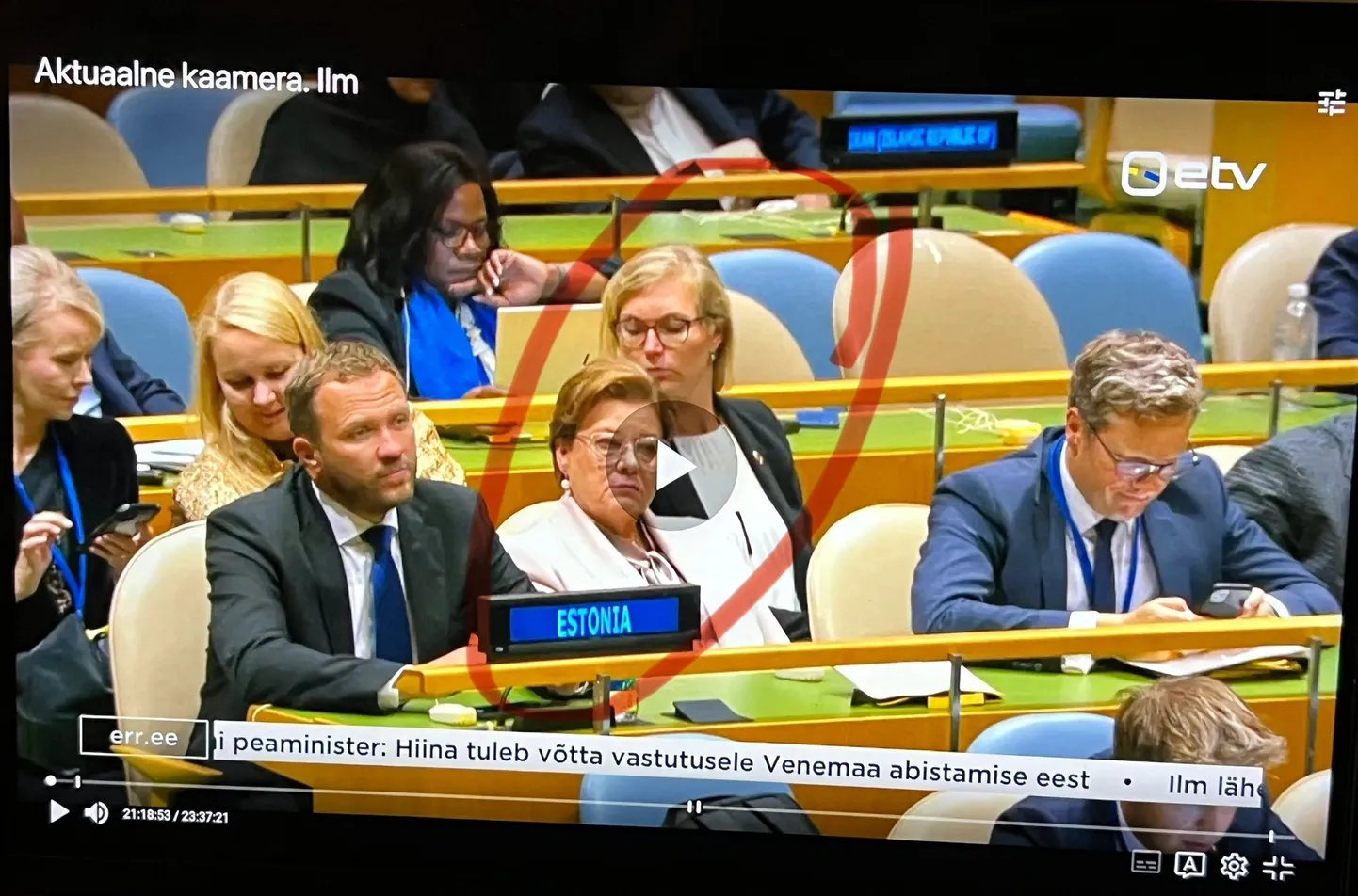Margus Tsahkna kõrval on president Alar Karise abikaasa Sirje Karis ning tema selja taga omakorda Anna-Greta Tsahkna.