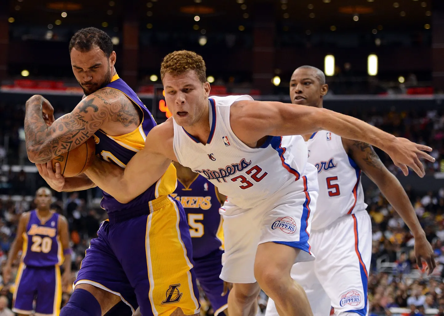 Los Angeles Clippersi äär Blake Griffin aitas meeskonna võidule linnarivaali Lakersi vastu.