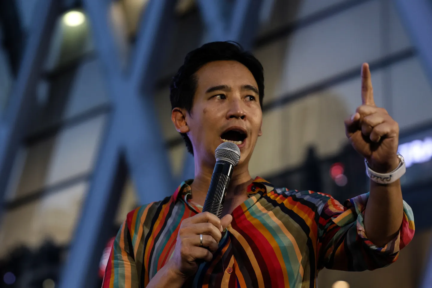 Tai opositsioonijuht ja suursoosik peaministri kohale Pita Limjaroenrat peab sel 4. juunil tehtud fotol kõnet Bangkok Pride'i külastajatele.