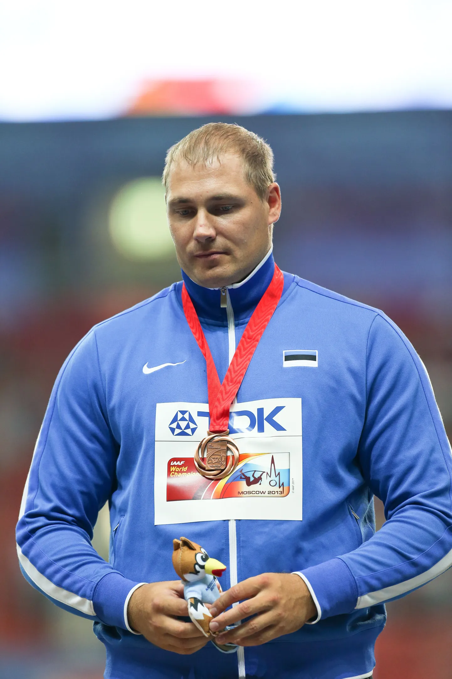 Герд Кантер на пьедестале почета с бронзовой медалью чемпионата мира в Москве.