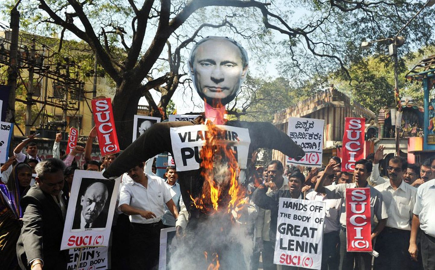 «Käed eemale suure Lenini laibast!» skandeerisid India sotsialistid veebruaris Bangalores toimunud meeleavaldusel. Ühtlasi põletasid nad Vladimir Putini näopildiga nukku, kuna Vene peaminister tahtvat nende ebajumalat maha matta.
