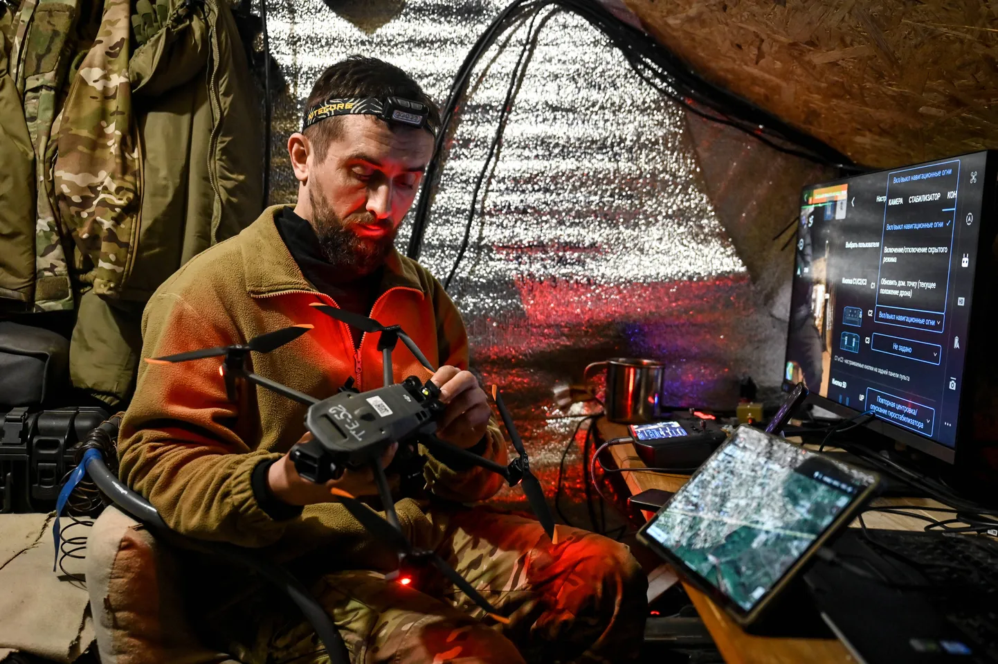 Ukraina spetsiaalse üksuse sõdur valmistab ette drooni rünnakuks. Foto on illustratiivne.