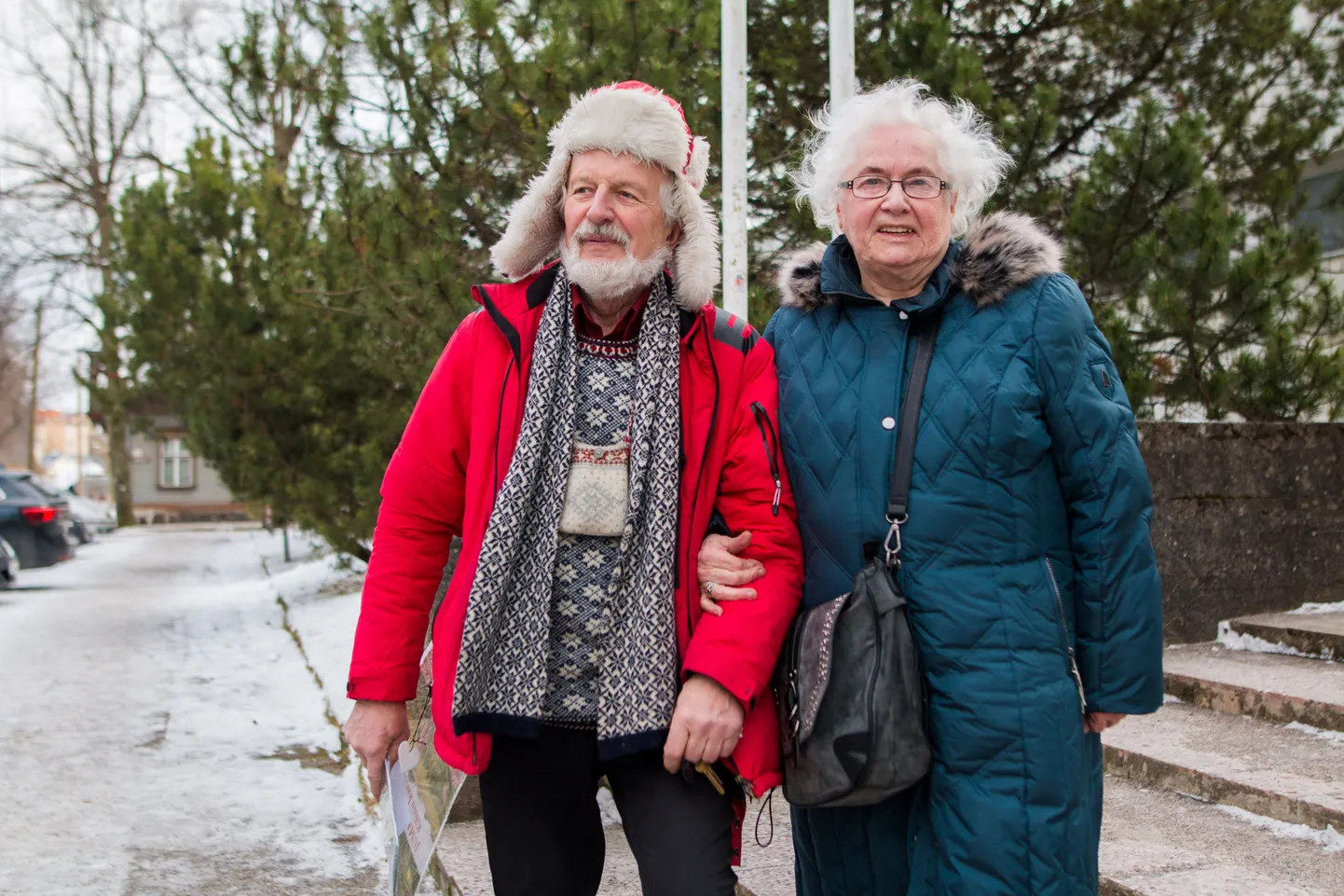 Pärnu uue kunsti muuseumi trepil jäi ajakirjanduslikku 60 aasta juubelit tähistav Mark Soosaar pildile kunagise klassijuhataja Evi Kõrrega, kes mäletab "Mutipoja" lugu värvikalt.