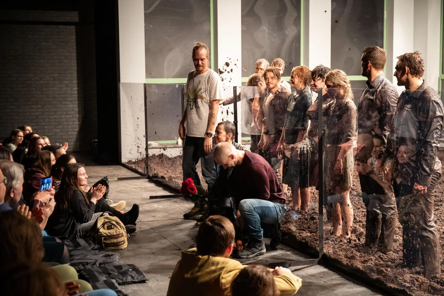 Viimane kummardus. Trupp, Ene-Liis Semper ja Tiit Ojasoo Moskvas pärast teater NO99 viimast etendust.
