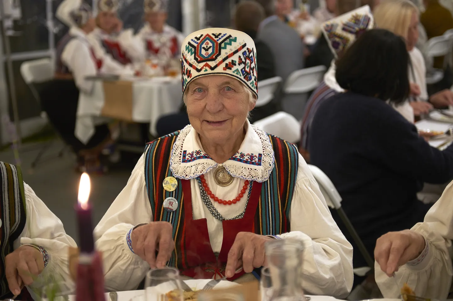 Väli Paula mekutamas teist pearooga, mille algse retsepti autor ta ise on.