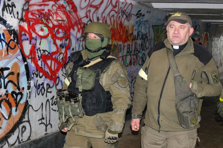 Metroosilda kaitsva üksuse juht Volodõmõr (vasakul) ja pataljoni kaplan Mõkola Medinskii.