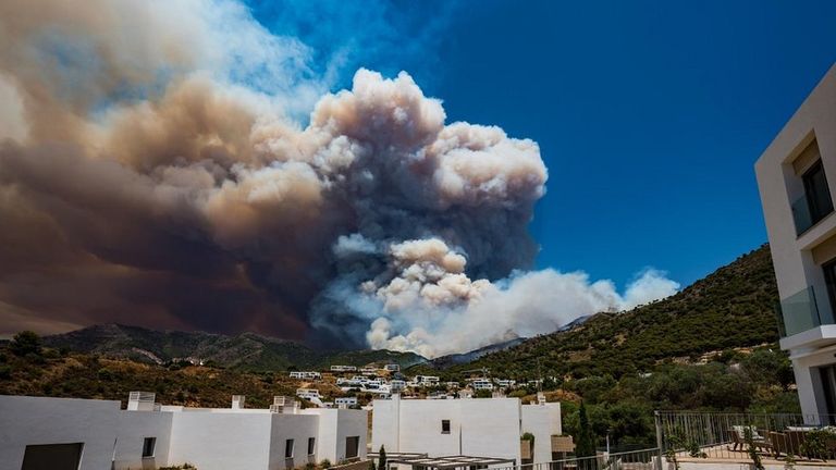 Южная Испания. Пожары в холмах Михас совсем рядом с домами для туристов
