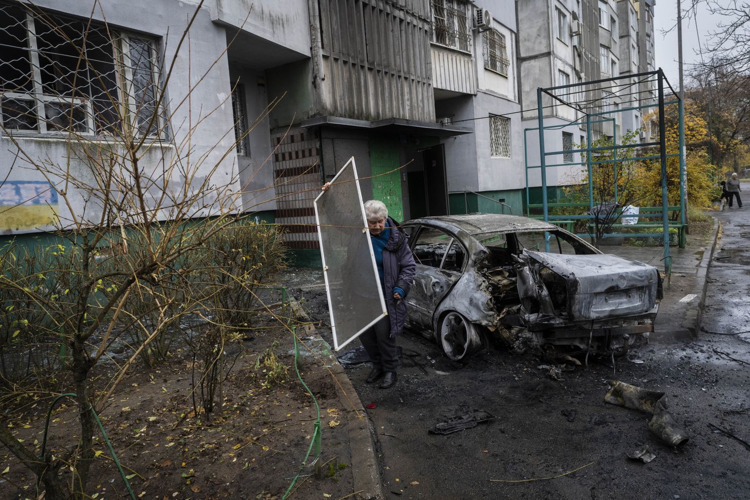 Житель убирает завалы после российского удара в Херсоне, на юге Украины, в четверг, 24 ноября 2022 г.