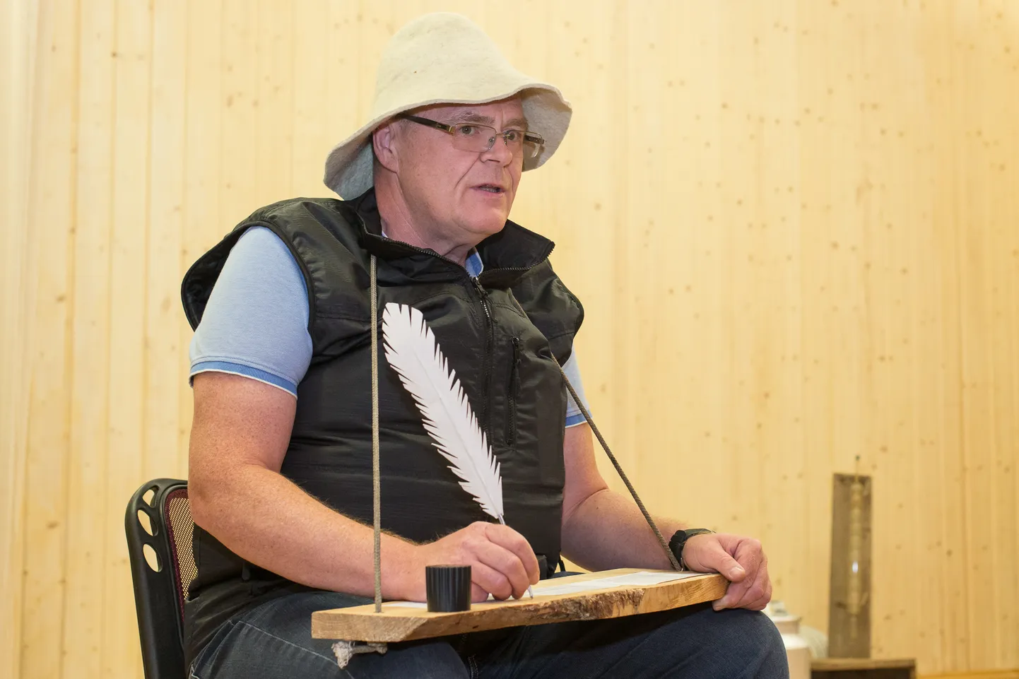 Toila rahvateatri näitemäng "Punane kukk ja valged kitsed" etendub neljapäeval 27. juunil Toila seltsimajas.
