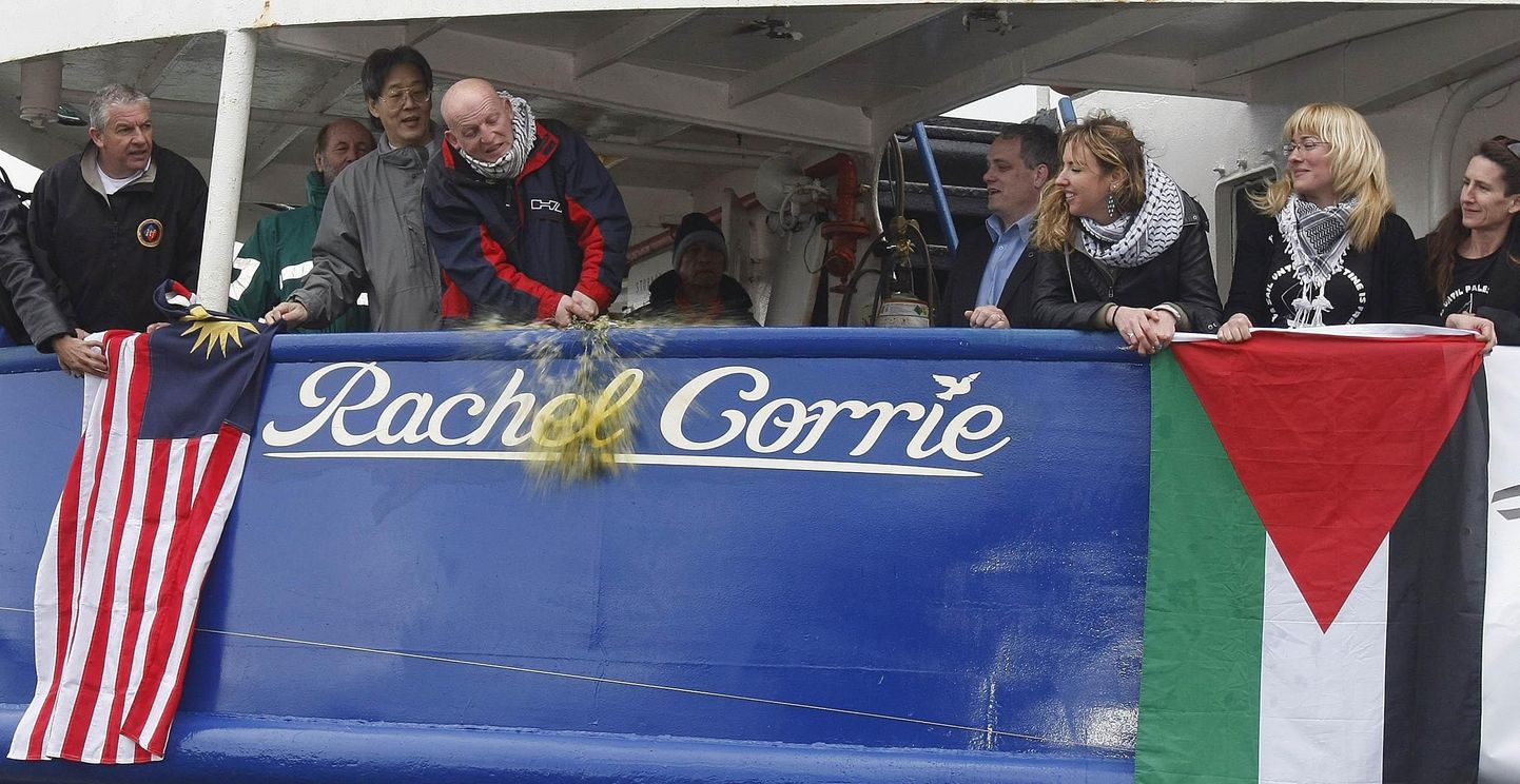 Inimesed Gazasse humanitaarabi vedava Rachel Corrie pardal.