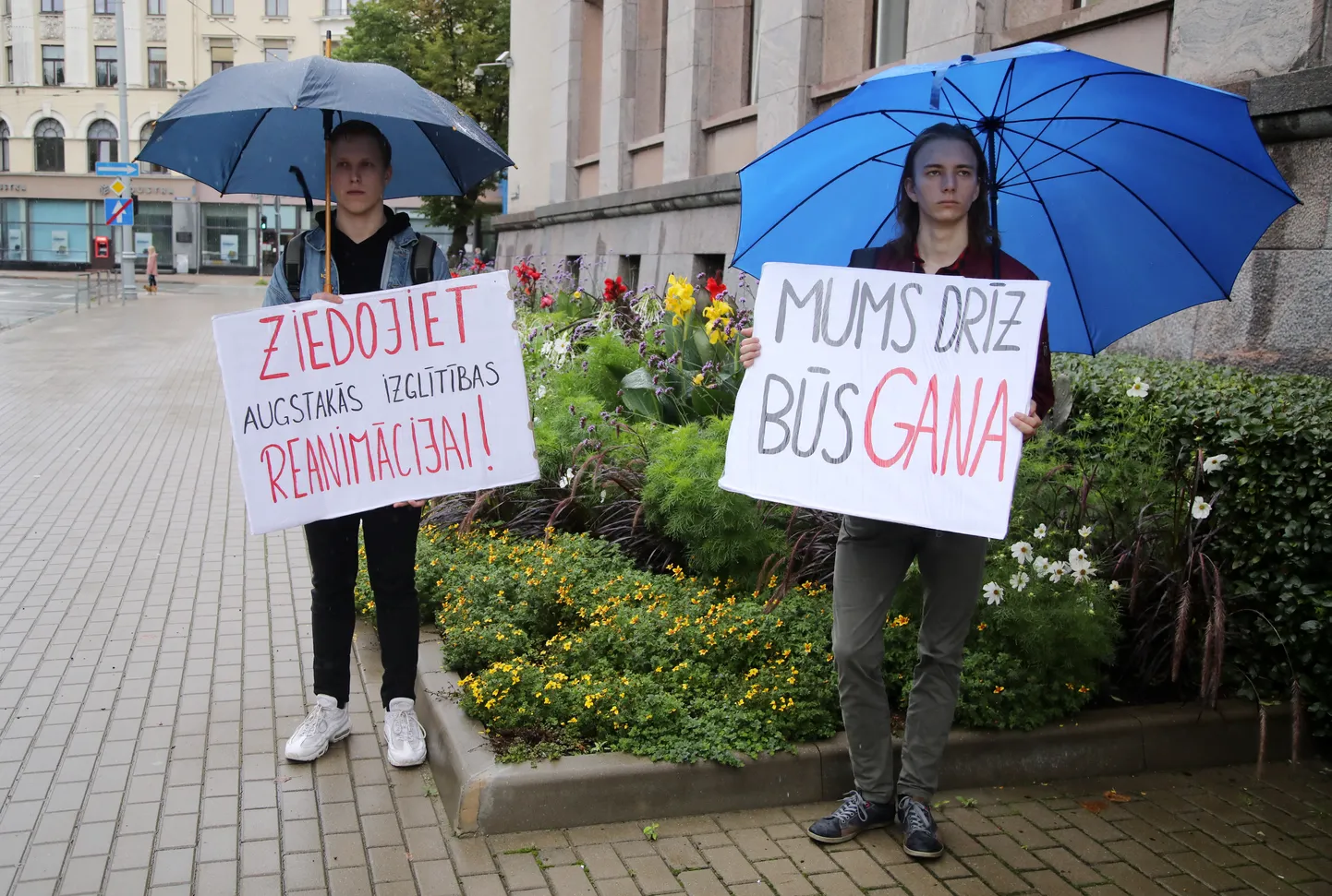 Pie Ministru kabineta notiek Latvijas Studentu apvienības rīkotais protests - klusuma brīdis ar mērķi pievērst sabiedrības un politikas veidotāju uzmanību problēmām, ko izraisa nepietiekamais finansējums augstākajai izglītībai.