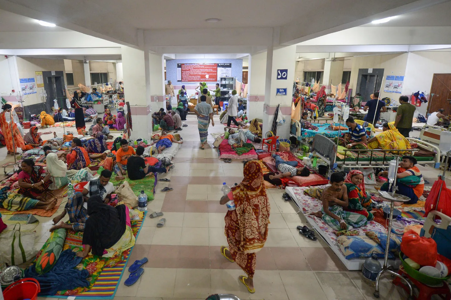 Bangladeshi dengue palavikuga patsiendid puhkamas Dhaka haiglapalati põrandal 8. augustil. Bangladeshis on aegade halvim dengue palaviku puhang. Haiglad on täis patsiente ja sotsiaalmeedia uputab veredoonorikutsetest. Viimase nädala jooksul on haiglatesse sattunud 2000 patsienti päevas.