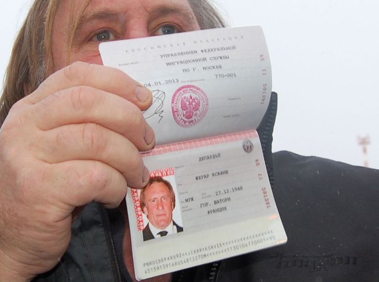 Gerard Depardieu näitamas oma Venemaa passi