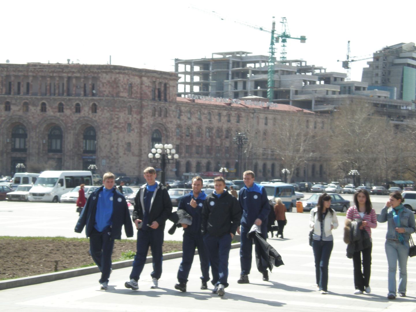 Jalgpallikoondis tegi Jerevani kesklinnas kosutava jalutuskäigu.