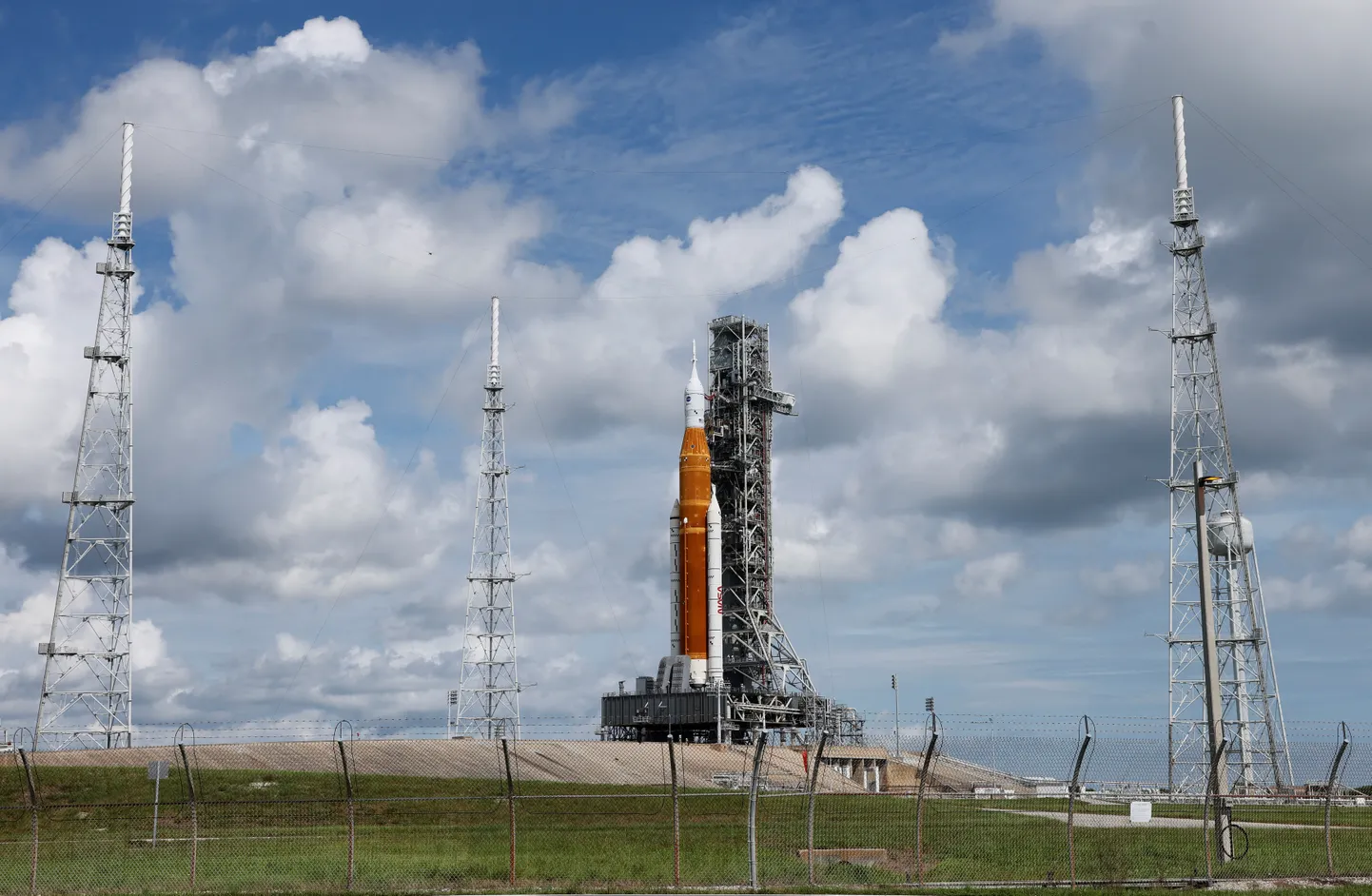 NASA uue põlvkonna kuurakett koos meeskonnakapsliga Orion stardiplatvormil 39B.