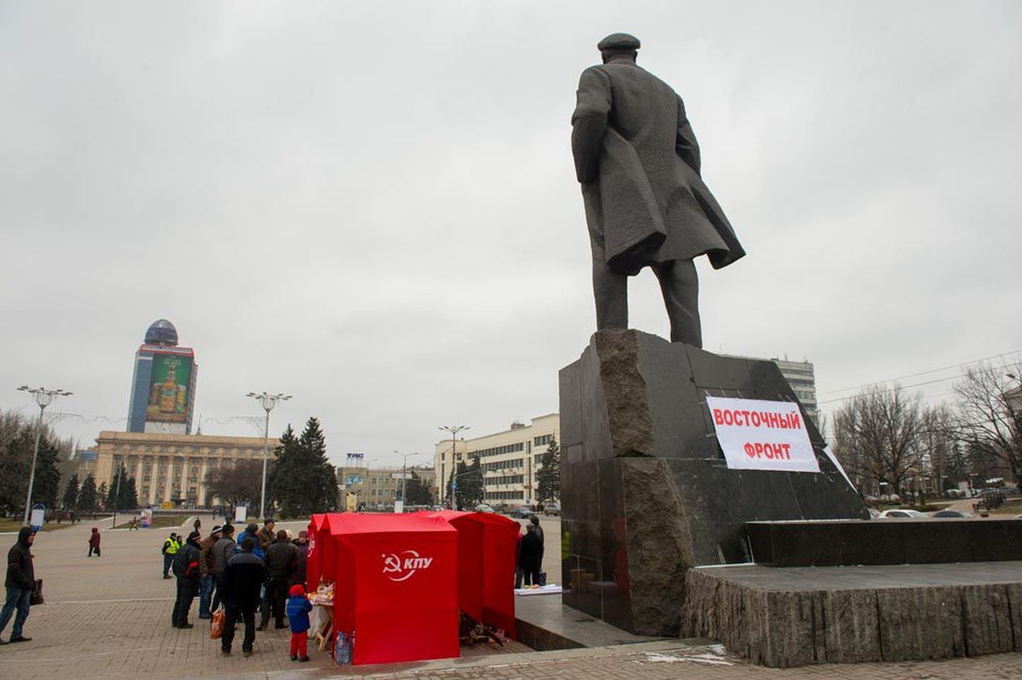 Kommunistide telgid Donetskis Lenini ausamba juures.