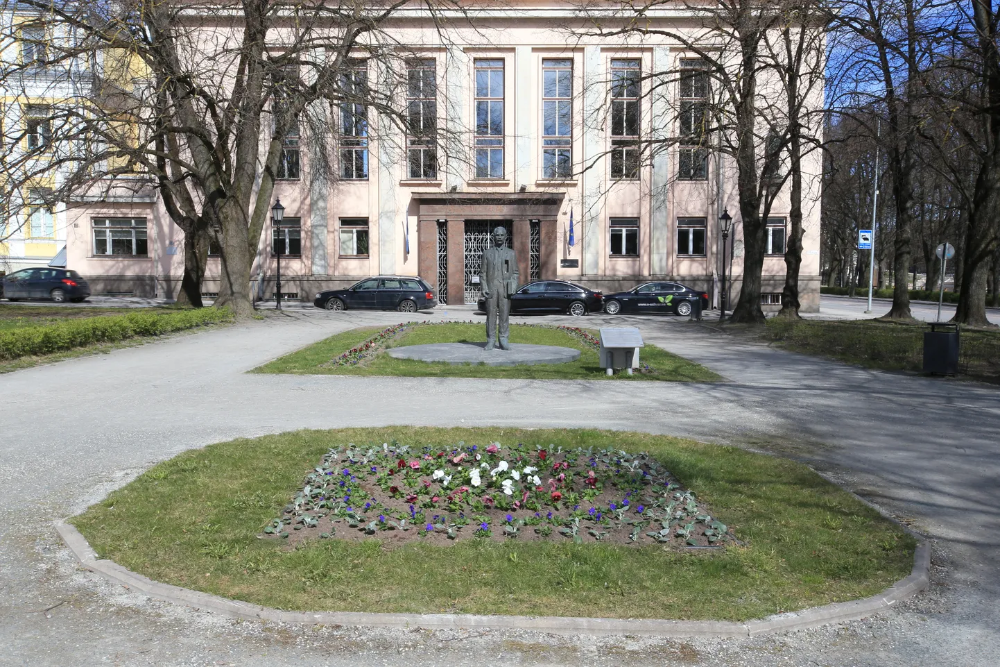 Tänane kõnniring algab haridusministeeriumi ees asuva Peeter Põllu platsi juurest.