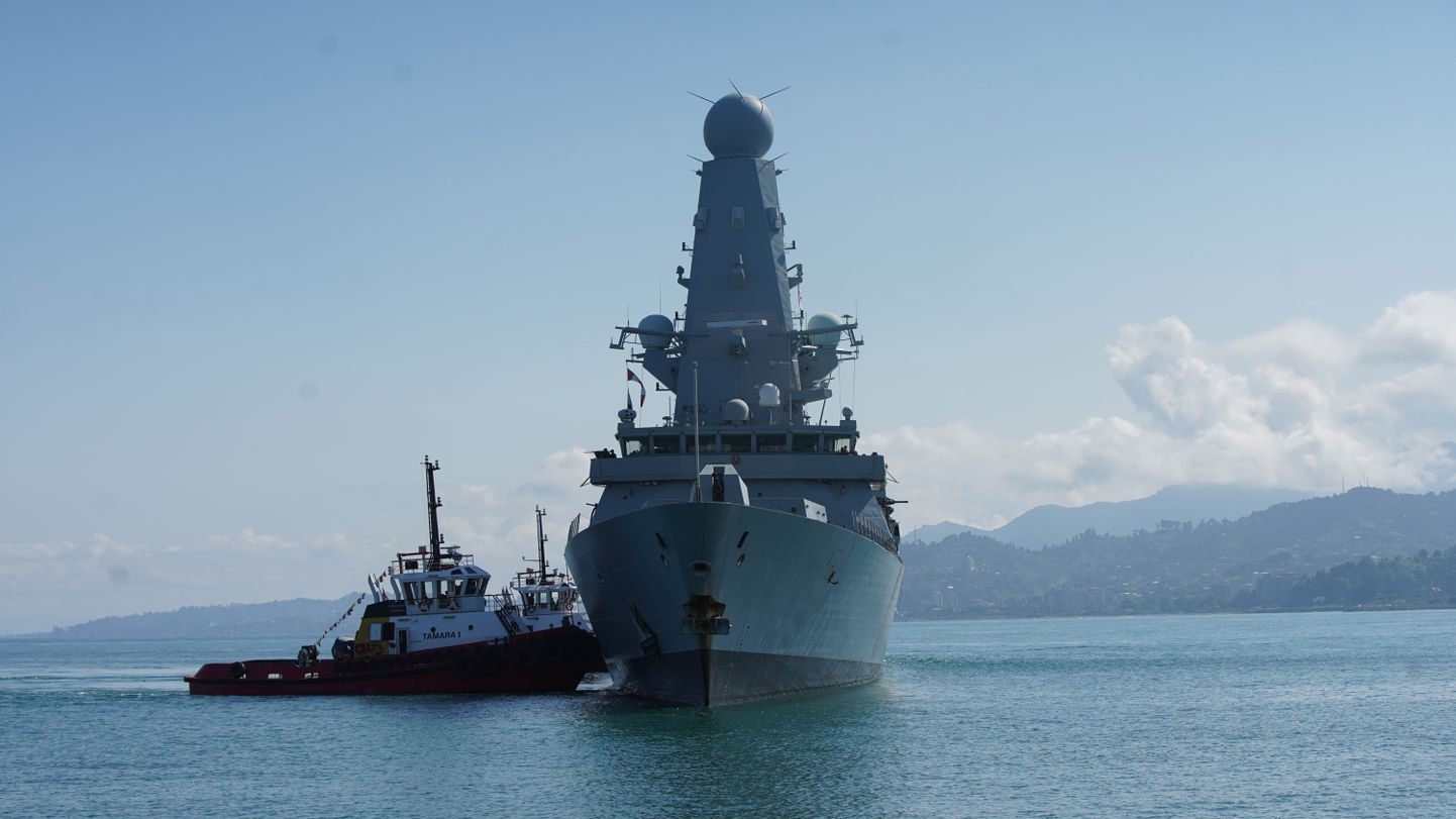 Karakuģis "HMS Defender".