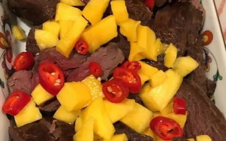 Pia pani üles pildi hobuselihast koos mango ja tšilliga.