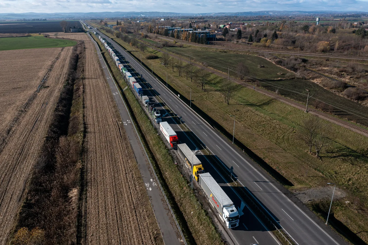 Veokid ootamas Poola-Ukraina piiril Medykas pääsu Ukrainasse. Foto on illustratiivne.