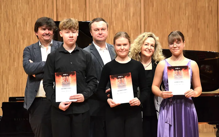 6. vanuserühma laureaadid koos žüriiga