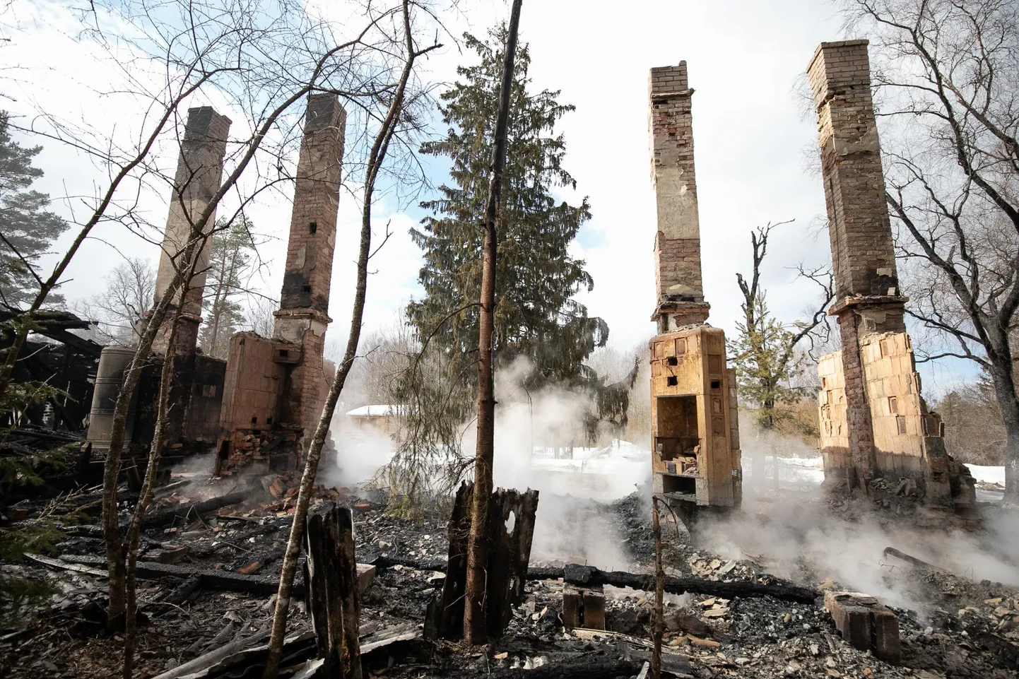 Rabasaare külas linnavõitluslinnakus asunud puumaja põles maani maha.