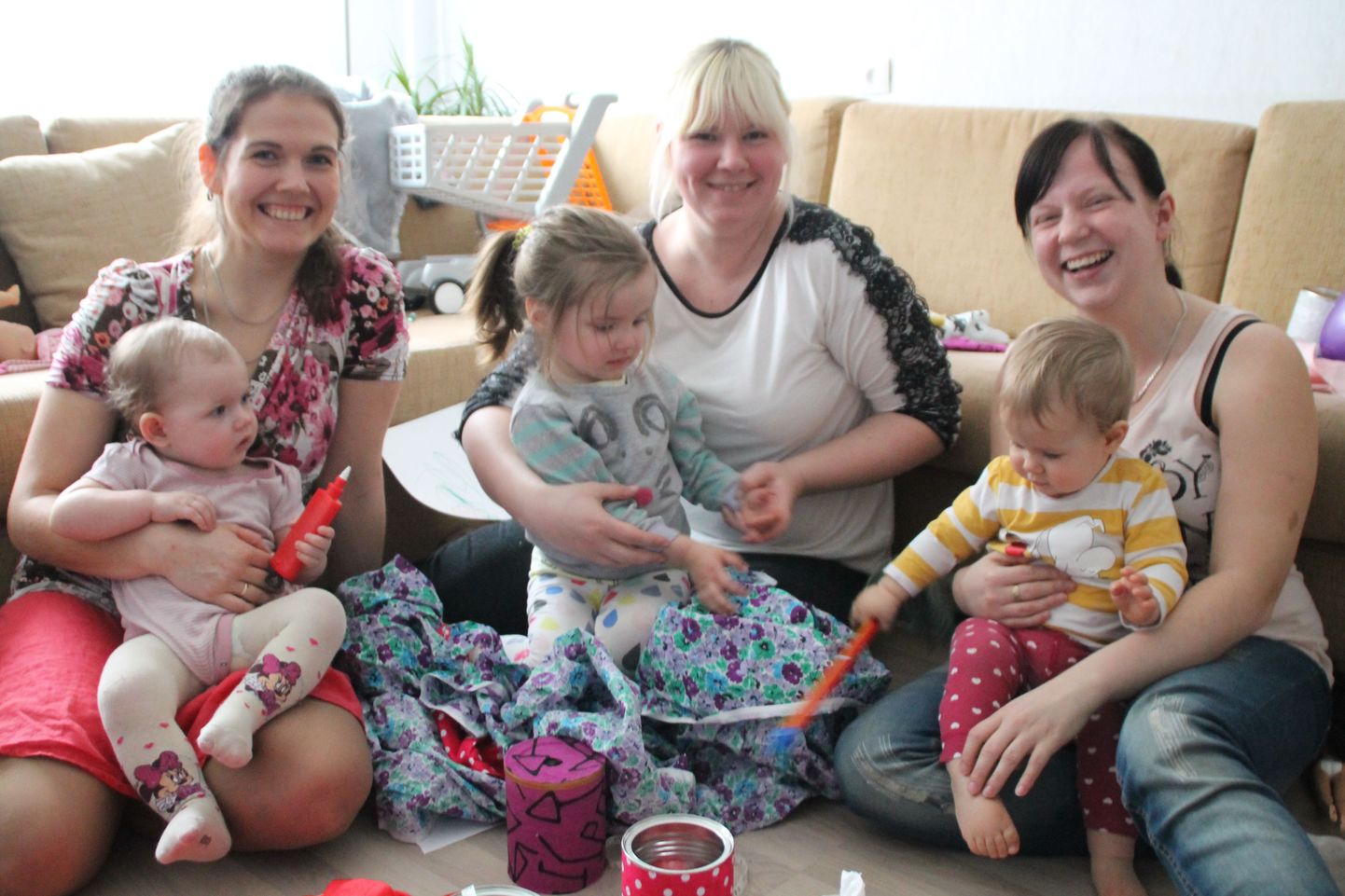 Seekordsel emade pärastlõunal meisterdati koos lastega taskurätikarpi. Heidi Speek (vasakult) ja tütar Kelly, Merily Rimm tütre Kirkega ning Vieno Rjabova pisitütre Nore-Elinaga.