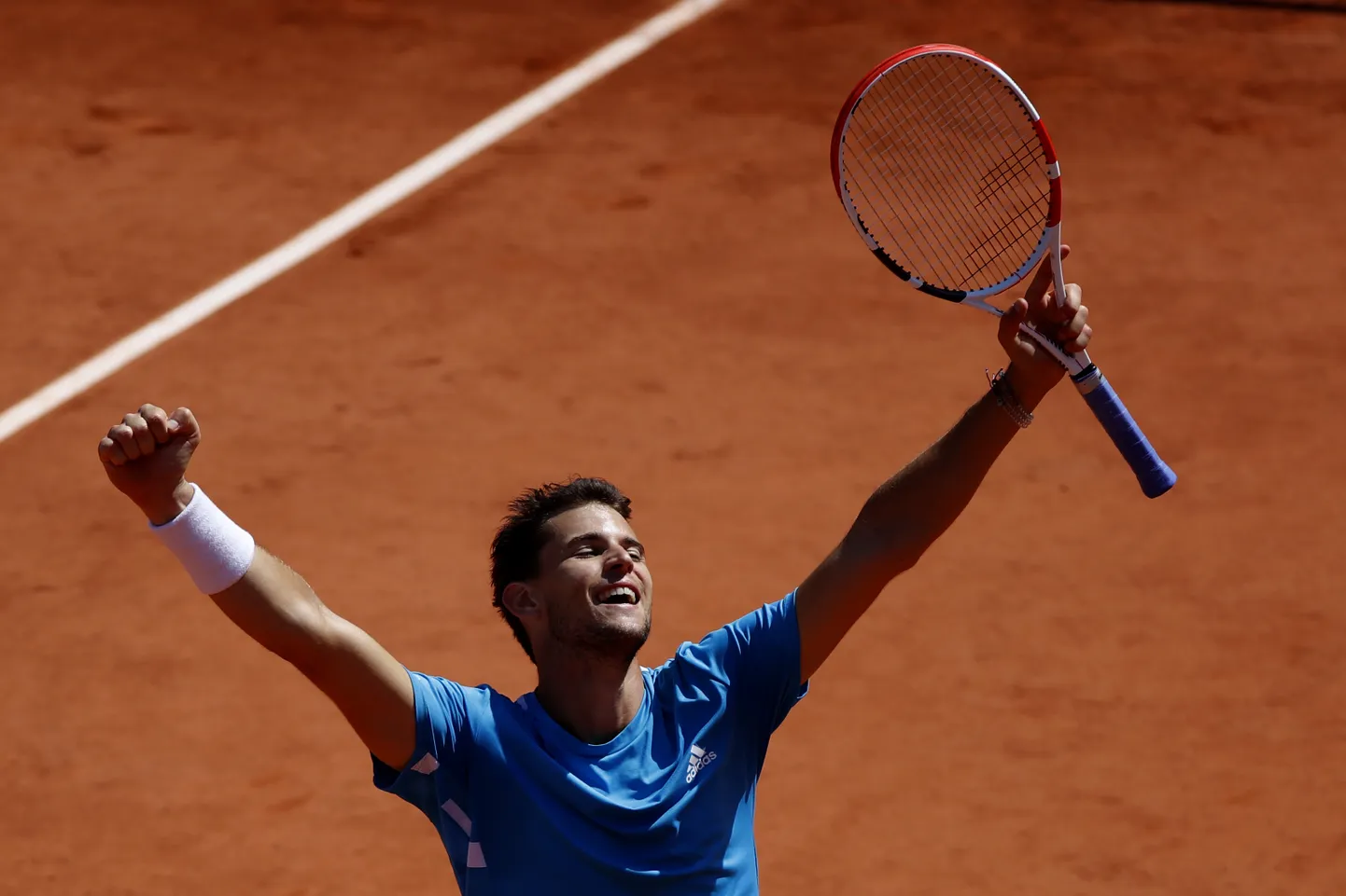 Dominic Thiem juubeldab pärast Novak Djokovici alistamist.