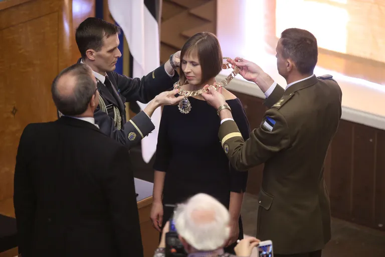 10 aastat presidendiametit pidanud Toomas Hendrik Ilves annab täna ameti üle Kersti Kaljulaidile.